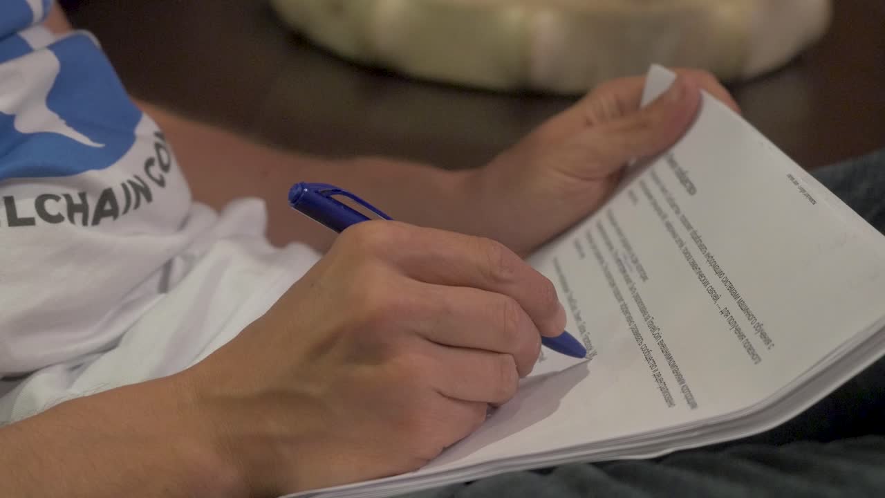 persona que firma un documento