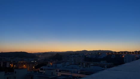 Zeitraffer-Von-Einem-Wolkenkratzerdach-In-Einer-Kleinstadt-Am-Abend-Von-Abend-Bis-Nacht-Leuchten-In-Der-Nähe-Von-Malaga-Viele-Gelbe-Lichter-Auf