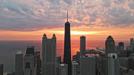 seguimiento aéreo filmado frente a un rascacielos en streeterville, una mañana colorida en chicago