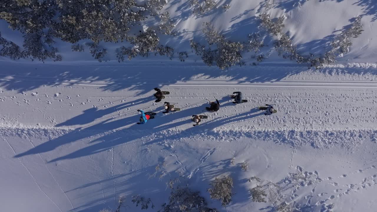 Gruppo in trekking attraverso un paesaggio invernale incontaminato con le ciaspole in Austria