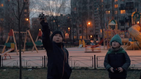 niños que no pueden lanzar el transformador del helicóptero