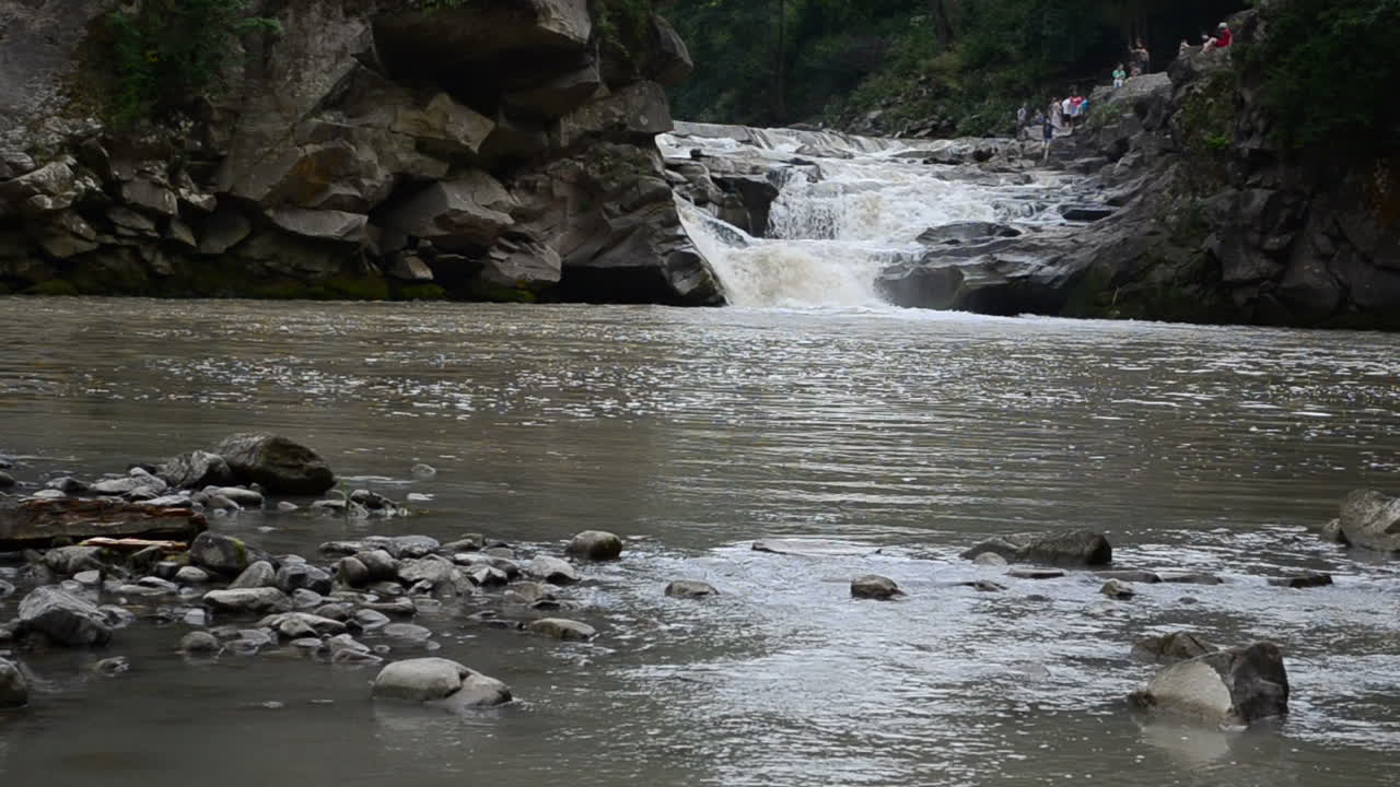 Riprese del fiume di montagna in estate. Fiume di montagna e cascate