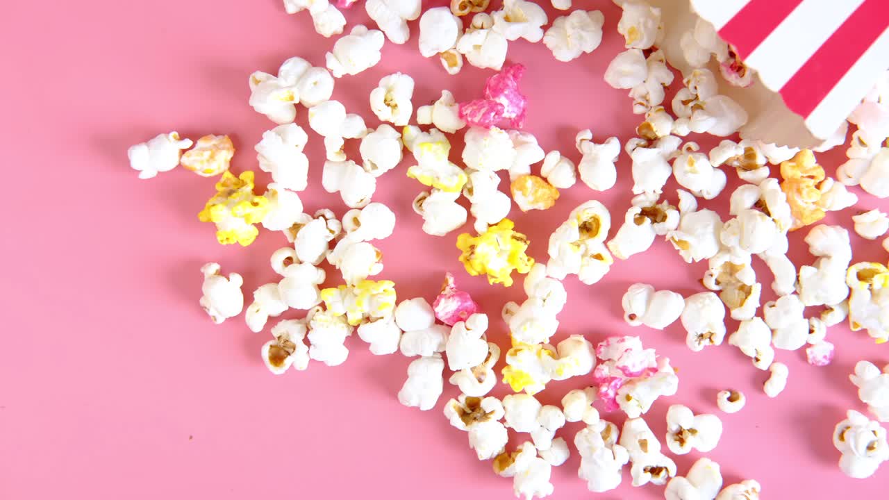 분홍색 배경 에 있는 다채로운 팝콘