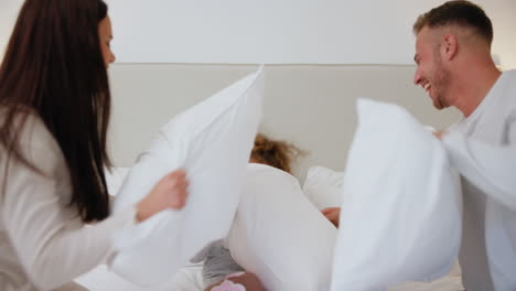 dormitorio, pelea de almohadas y chica con padres