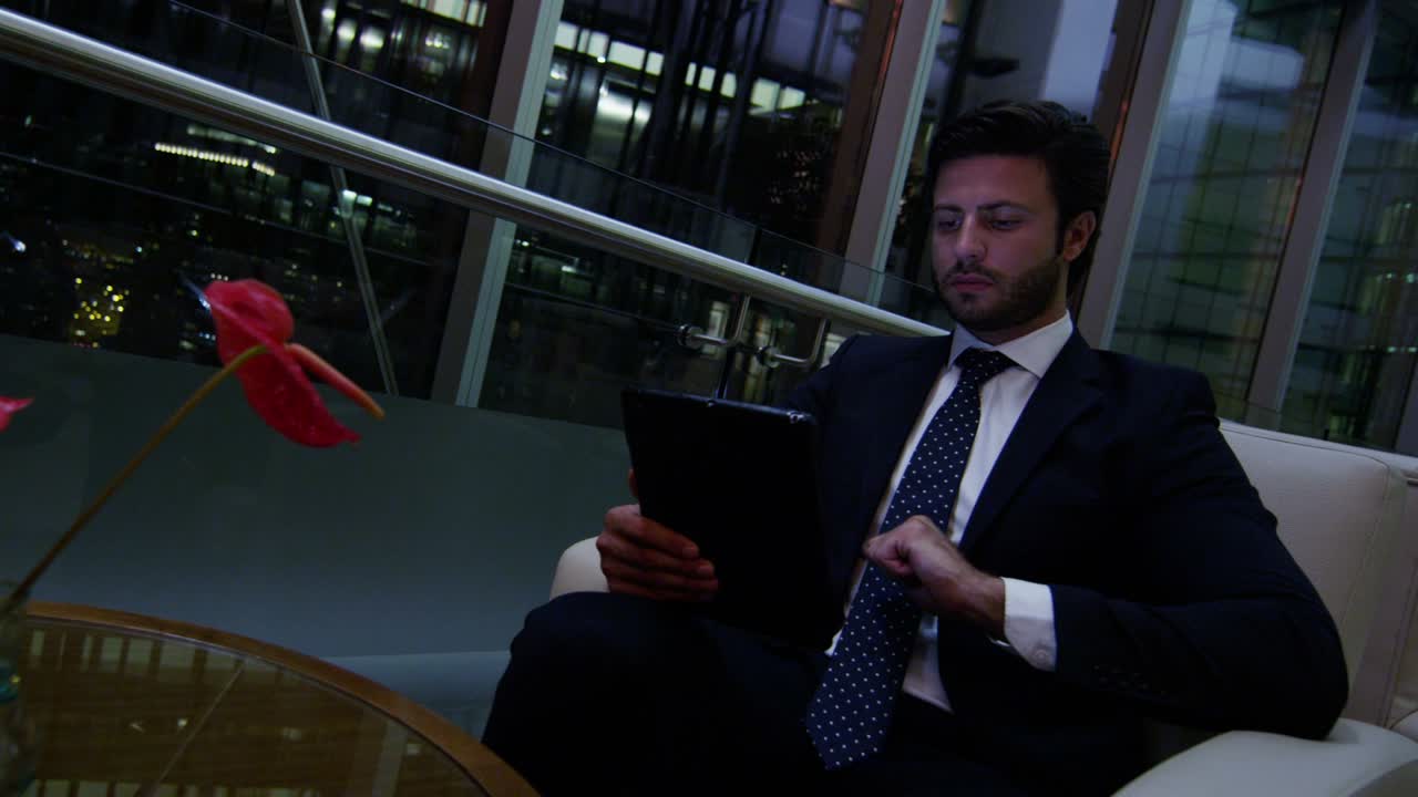 hombre de negocios árabe usando wifi tablet en el centro de la oficina de la noche