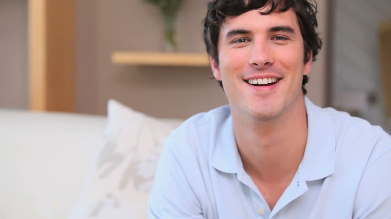 hombre sonriente viendo la televisión