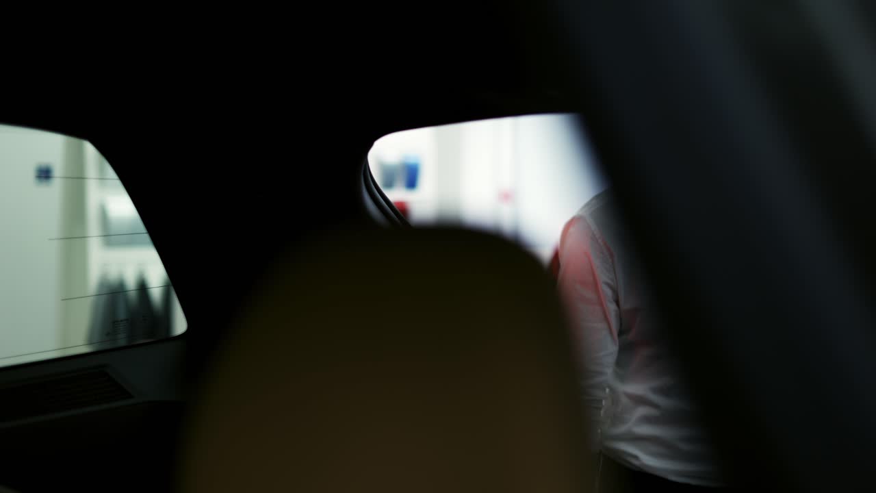 자동차 대리점 쇼 ⁇  에서 고객 들 에게 내부 에서 트 ⁇ 크 를 보여 주는 판매자