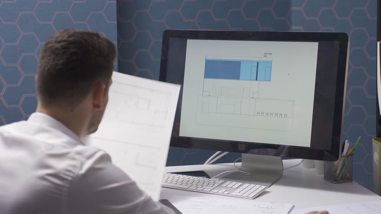 el diseñador de interiores está haciendo el diseño interior de la casa o un lugar. dibujo en perspectiva.