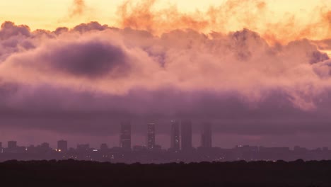 siluetas de rascacielos al amanecer en la ciudad