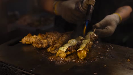 cocinando y volviendo pinzones en una parrilla caliente