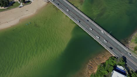 Tráfico-En-La-Autopista-Gold-Coast-A-Través-Del-Arroyo-Tallebudgera