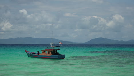 Barco-De-Pesca-Tradicional-De-Aguas-Turquesas-Día-Ventoso,-Barco-Pesquero-Indonesio-En-Las-Hermosas-Islas-Anambas-Regency-Riau-Archipiélago