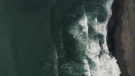 Vista-De-Pájaro-Sobre-La-Playa-De-Arena-Negra-En-El-Paredón,-Guatemala---Tiro-De-Drone