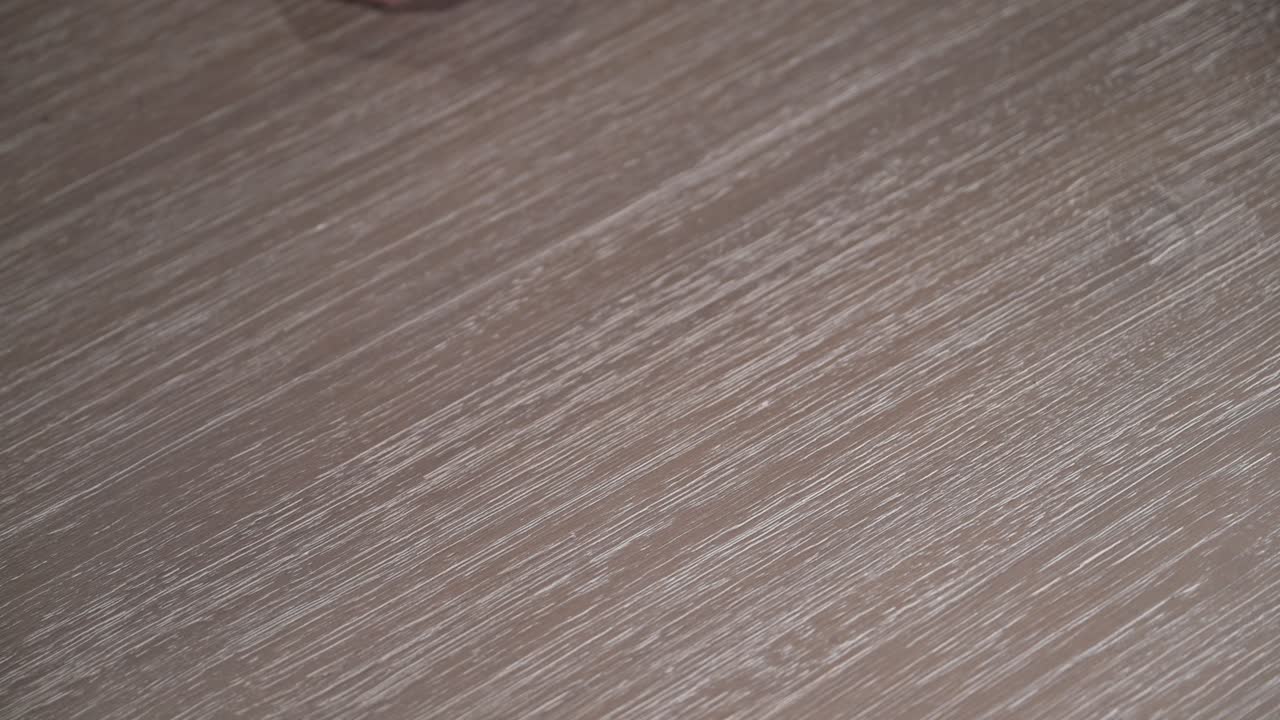 나이 든 여성의 손은 동전이 떨어지는 것을 받기 위해 컵으로 여 있습니다.