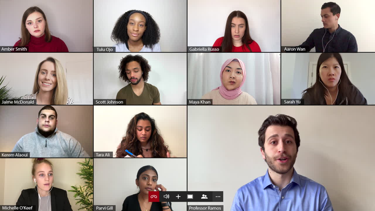 교수는 강의실 비디오 강의를 가르칩니다.