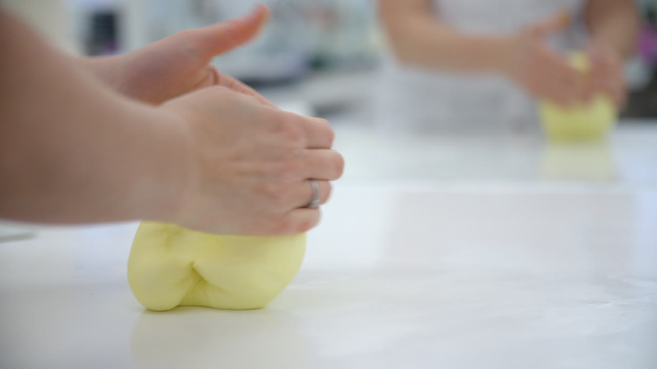 mujer en la panadería trabajando con glaseado para la decoración de pasteles
