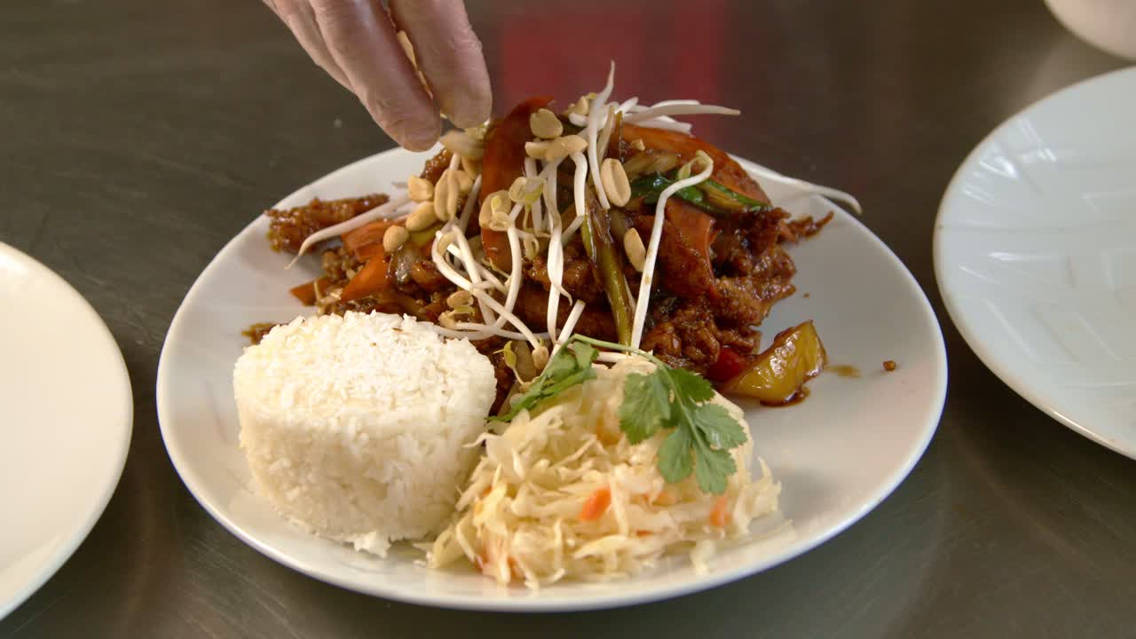 요리사는 고기 김에 시사미 씨을 첨가합니다.