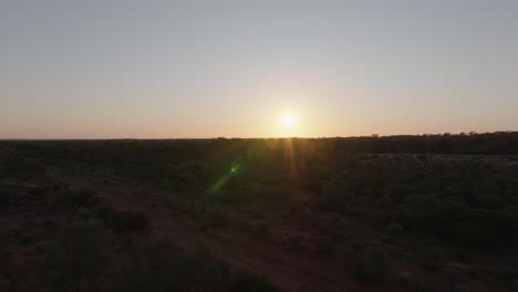 Clip-De-Drone-Panorámico-Con-Destellos-De-Lentes-únicos,-Que-Muestra-El-Brillante-Amanecer-Temprano-En-La-Mañana