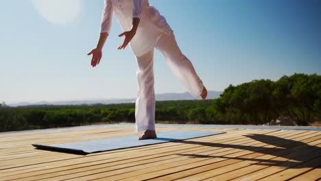 Frau-Macht-Yoga-In-Der-Nähe-Des-Pools-4k