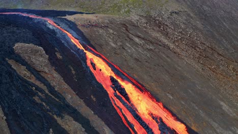 Molten-Lava-In-Erupting-Fagradalsfjall-Volcano-In-Reykjanes-Peninsula,-Iceland---aerial-drone-shot