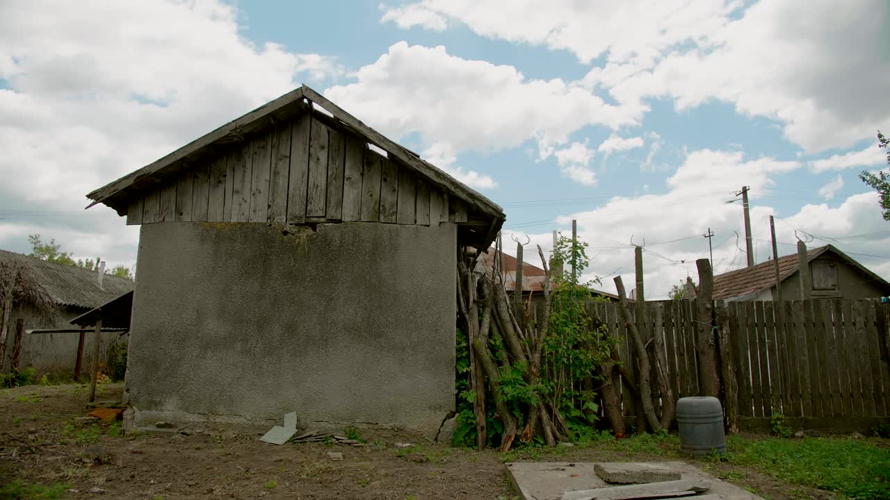 마을의 오래된 집과 함께 작은 뒷마당,  ⁇ 을 설립