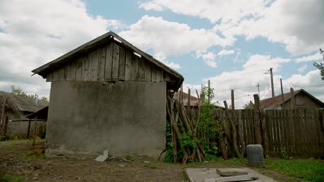 pequeño patio trasero con casa vieja en el pueblo, el establecimiento de tiro