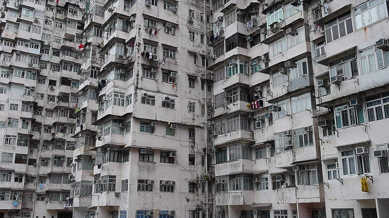 El Monster Building es un complejo de cinco bloques residenciales interconectados en Quarry Bay, Hong Kong. Conocido por su densidad urbana, su fachada está llena de aires acondicionados y ropa secándose.