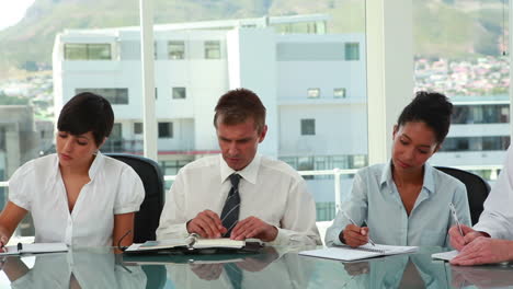 personas de negocios con cuadernos