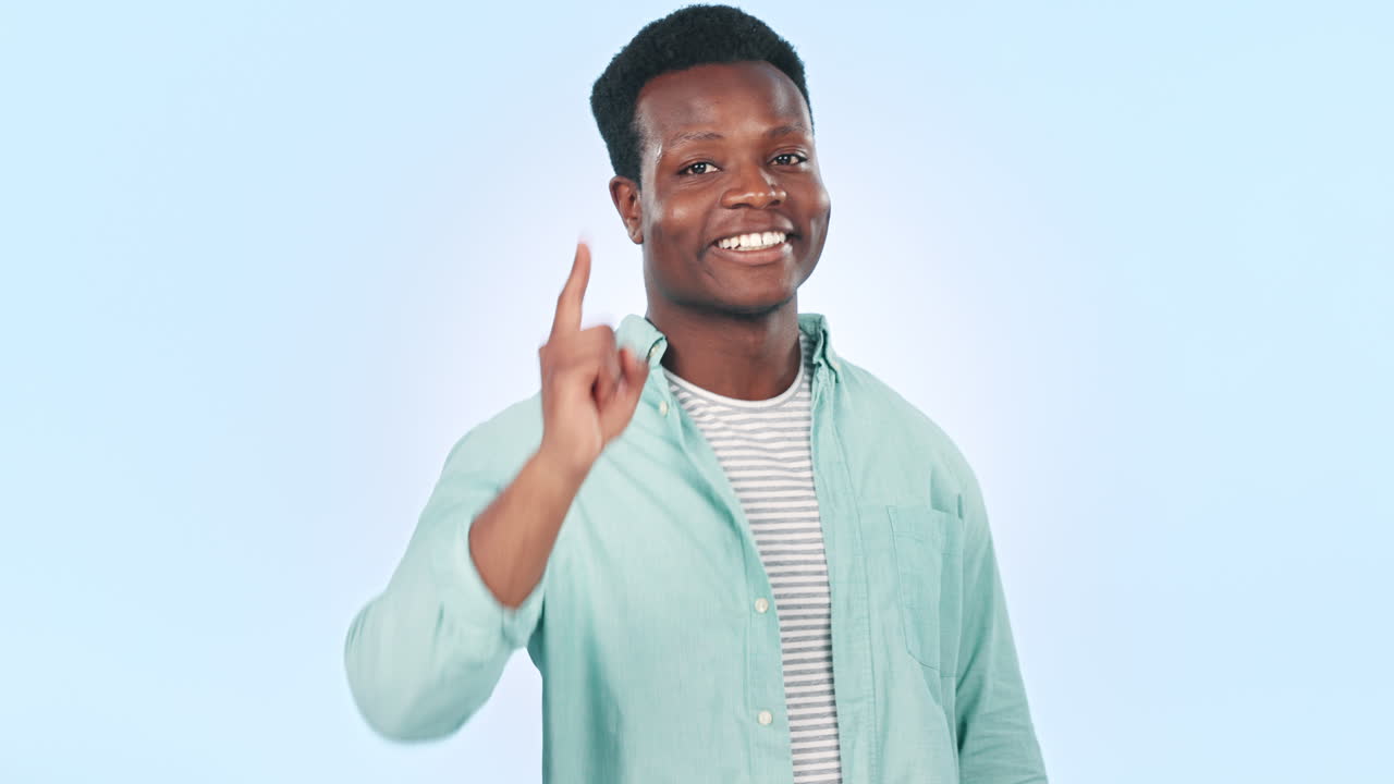 señalando, las manos del corazón y la cara de un hombre negro