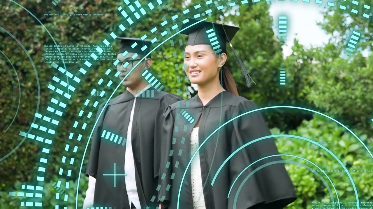 Laureato a sinistra che parla, facendo girare il laureato a destra che si sistema il cappello, mentre un HUD color verde acqua circonda la scena della laurea