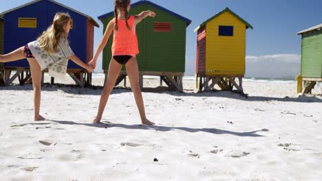 hermanos de pie juntos en la playa 4k