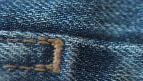 Macro-De-Blue-Jeans-Deslizándose-Hacia-La-Derecha