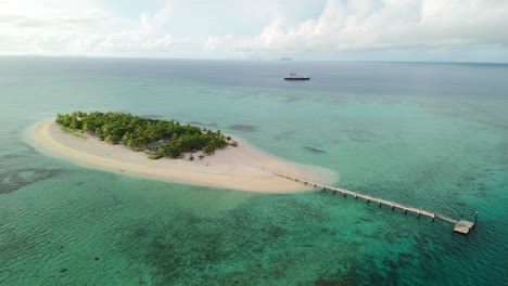 Isla-Privada-De-Tivua-Fiji-Con-Crucero-En-El-Fondo