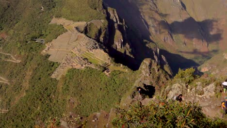 Ein-Herrlicher-Blick-Auf-Den-Berühmten-Machu-Picchu-In-Peru-Vom-Hohen-Gipfel-Dahinter-Namens-Huayna-Picchu-Oder-Wayna-Pikchu