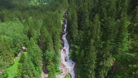 Wasserfall-Mit-Reißendem-Fluss-Per-Drohne