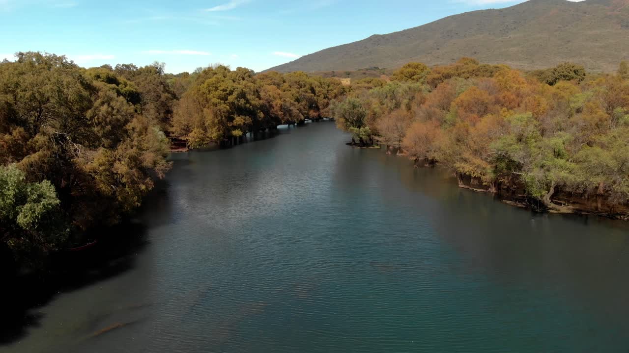 fotografía de un avión no tripulado volando a baja altitud del lago camecuaro en michoacán