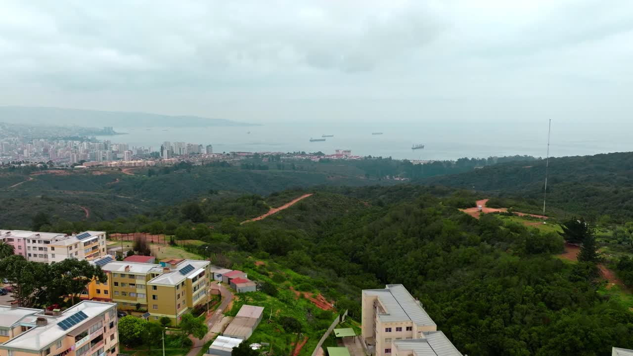 Vista aerea del quartiere Achupallas, Cile, colline con fogliame verde mare di giorno.