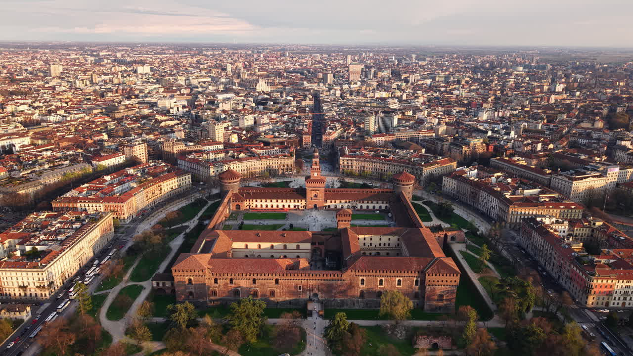 Vista aerea del Castello Sforzesco di Milano, in Italia, al tramonto, circondato da edifici