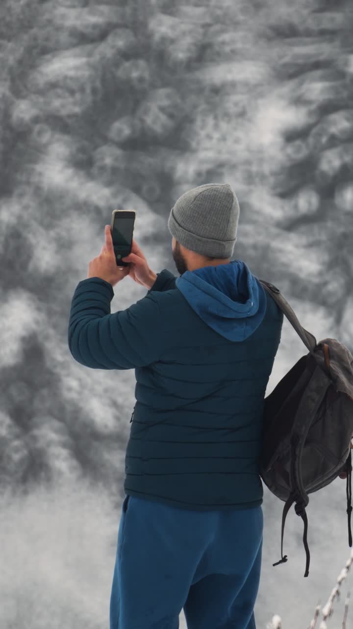 mochilero en la nieve