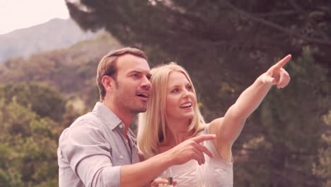 pareja sonriente con una flauta de champán apuntando hacia afuera