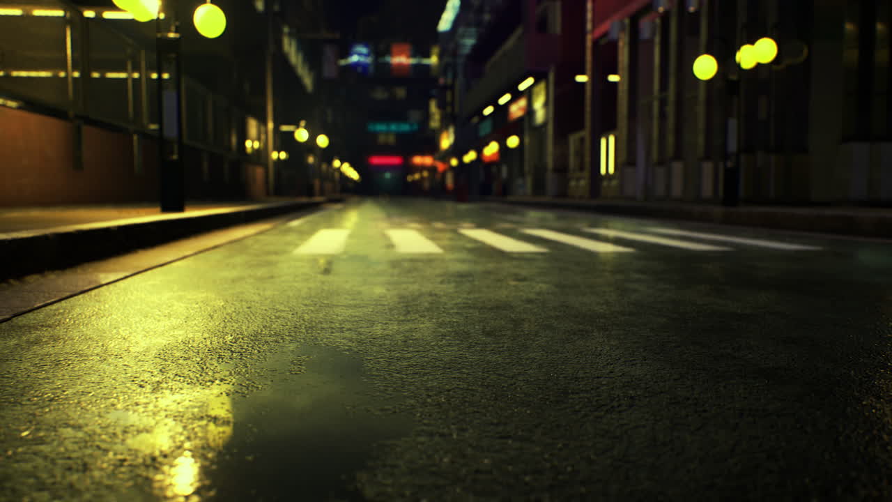 Strada cittadina di notte con pavimentazione bagnata e luci scintillanti