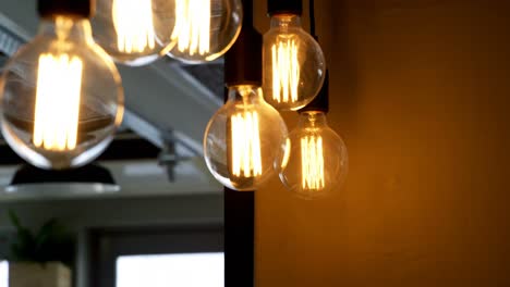 luces colgantes en el restaurante 4k