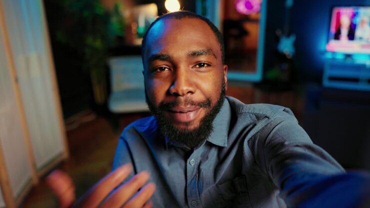 влиятельный человек снимает себя дома, пов.