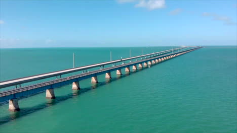 Breite,-Sich-Langsam-Bewegende-Linke-Drohnenaufnahme-Der-7-Meilen-Brücke-In-Florida-Keys