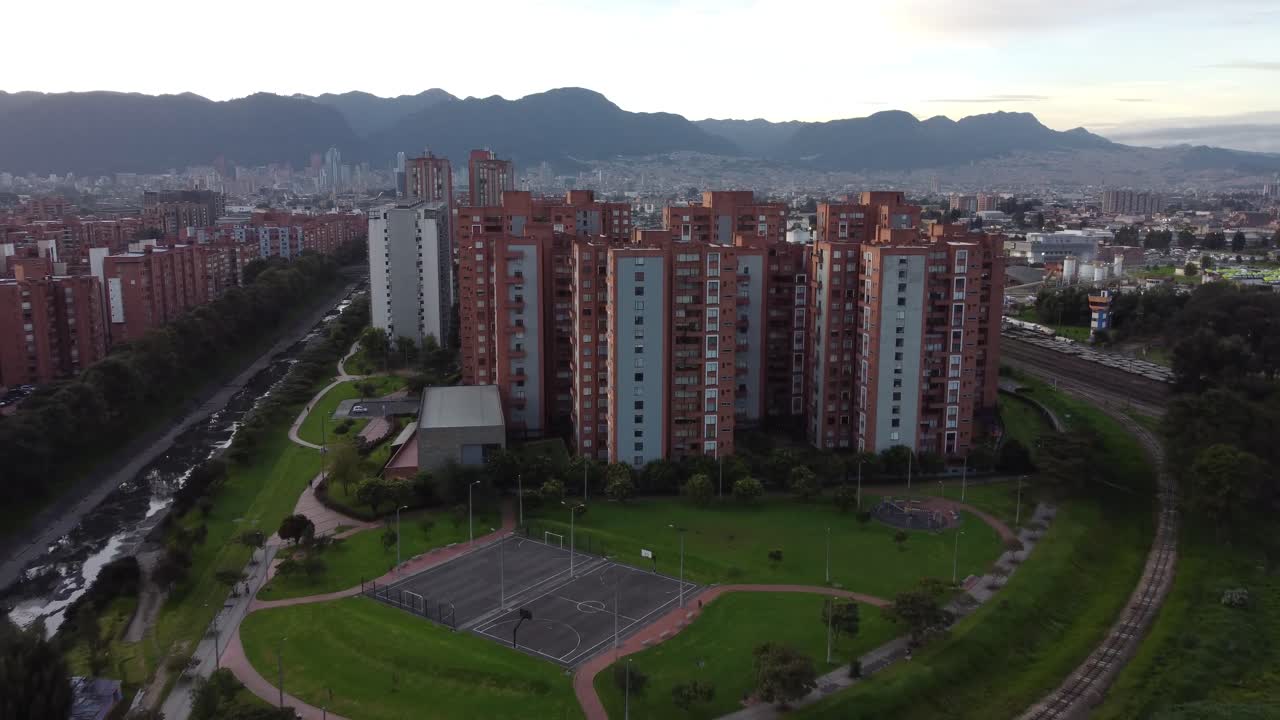 Toma con dolly in de un río y algunos edificios