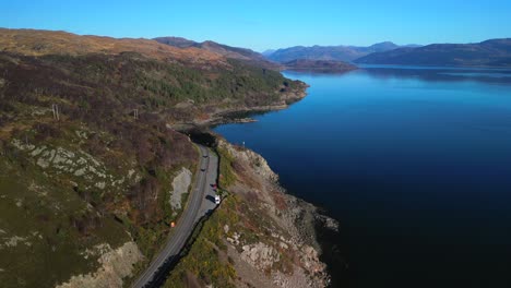 Fliegen-Entlang-Der-Straße-Nach-Kyle-Of-Lochalsh-Mit-Verkehr-Im-Schottischen-Hochland