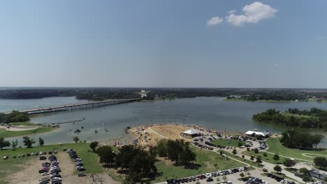 Luftvideo-Des-Kleinen-Ulmenparks-In-Kleinen-Ulmen,-Texas,-Am-Lake-Lewisville