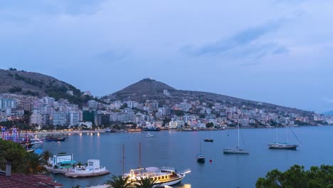 timelapse panorámico sobre la bahía con la ciudad de fondo girando hacia la noche
