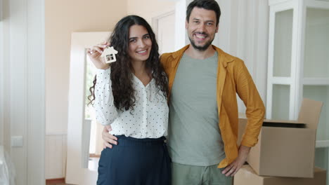 pareja feliz con las llaves de la casa