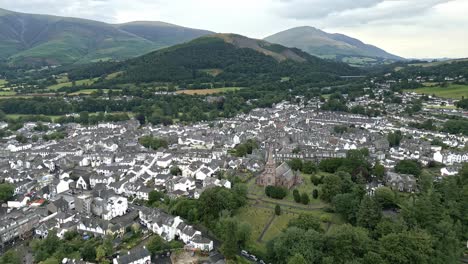 Imágenes-Aéreas-De-Drones-De-Keswick,-Una-Ciudad-Comercial-Inglesa-En-El-Parque-Nacional-Del-Distrito-De-Los-Lagos-Del-Noroeste-De-Inglaterra